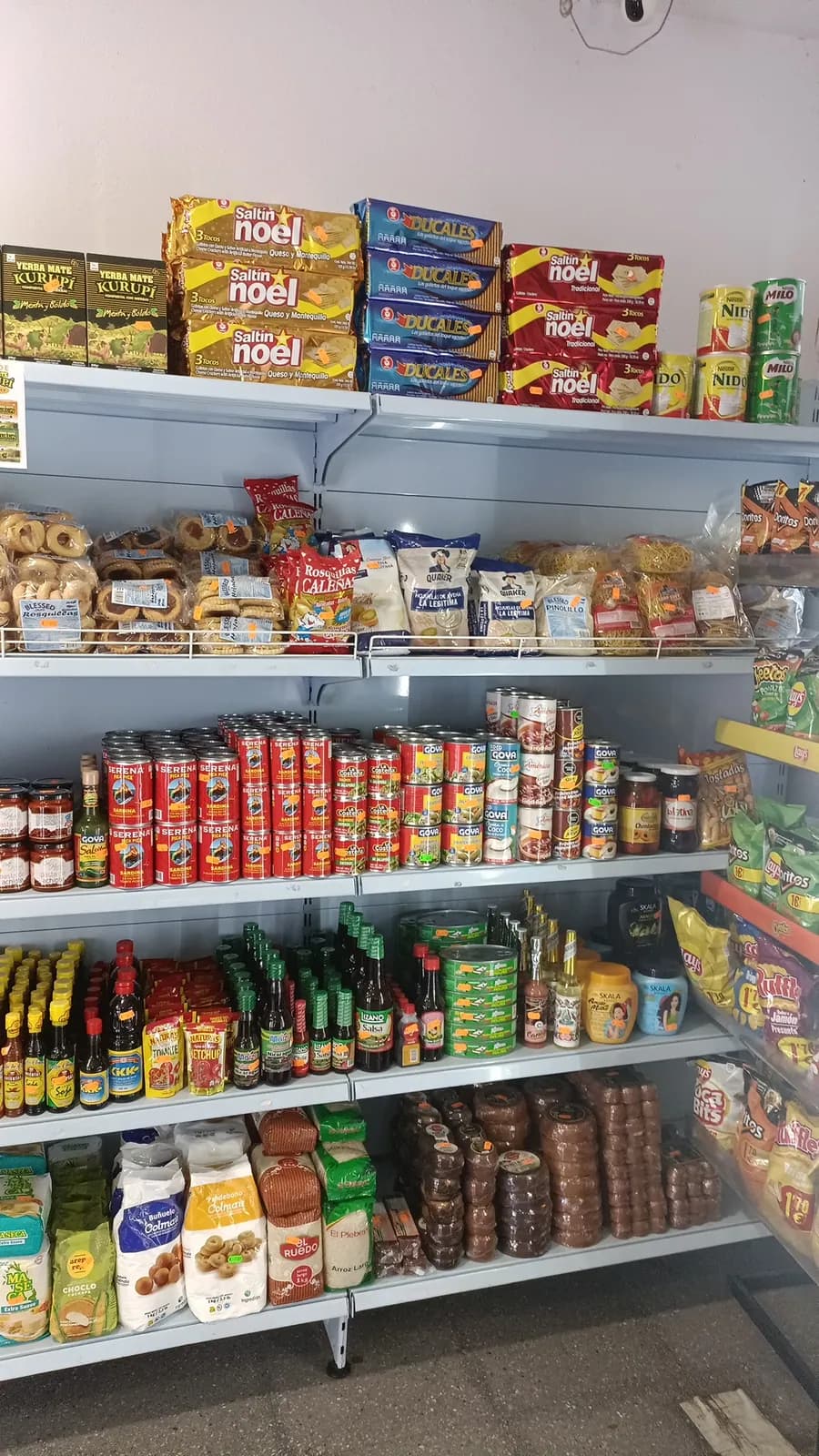 Surtido de productos de alimentación en uno de nuestros establecimientos
