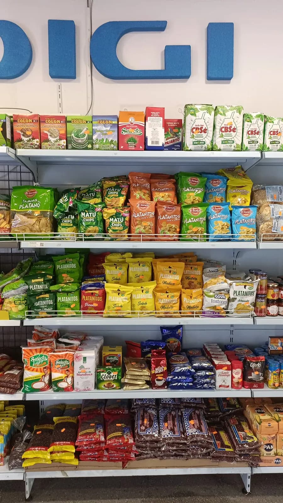 Estanterías de Locutorio Fortuna con productos latinos