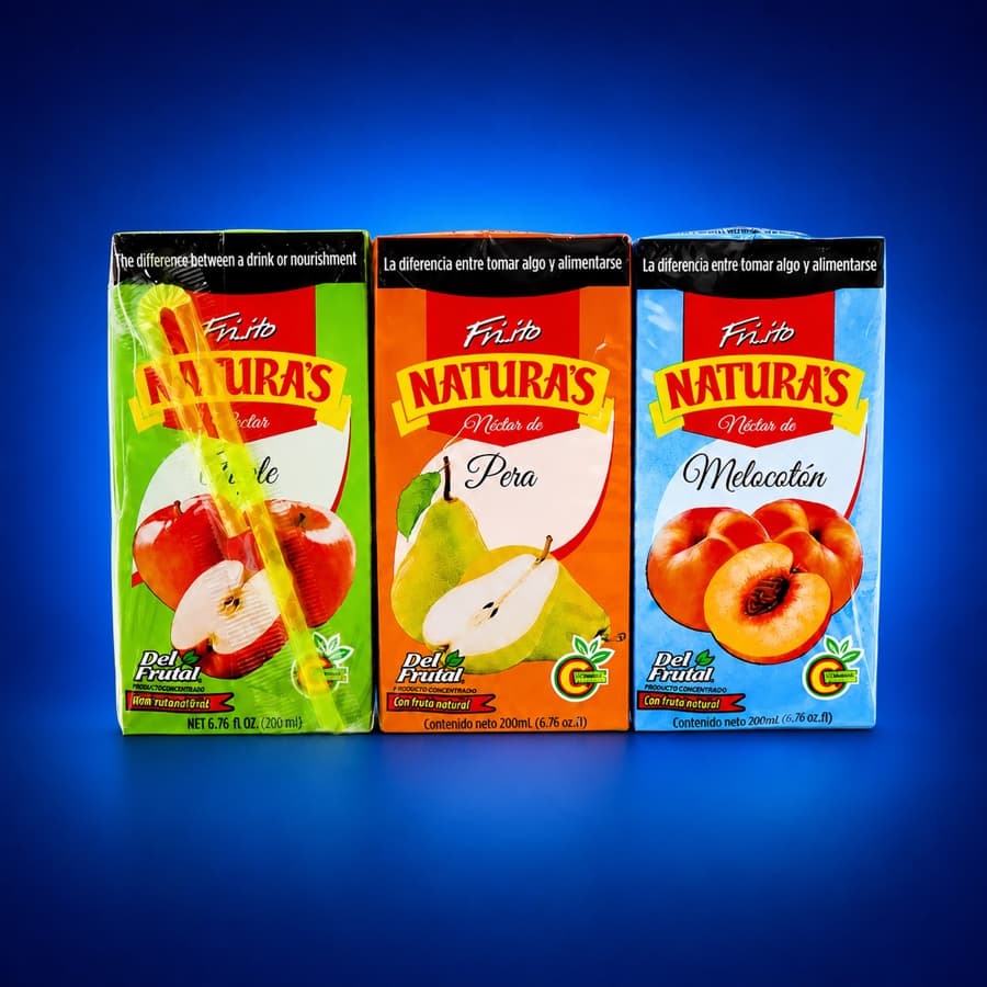 Tres envases de jugos de manzana, pera y melocotón
